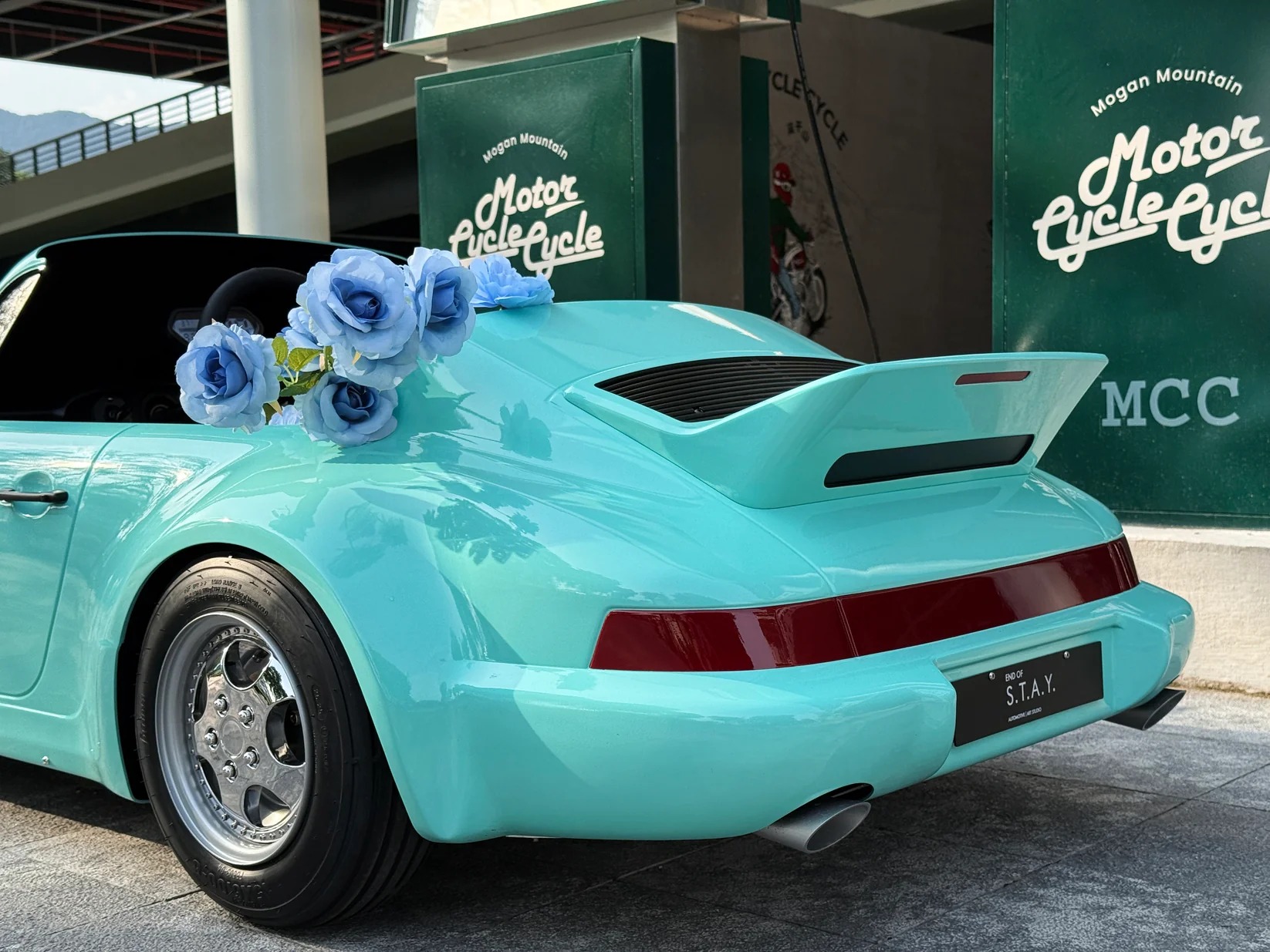 Rennva Heritage 964 electric kart rear wing, wheel and full-width tail light